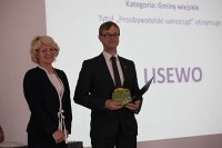 Wójt Gminy Lisewo Jakub Kochowicz oraz reprezentka Kapituły wyróżnienia Elżbieta Wysocka