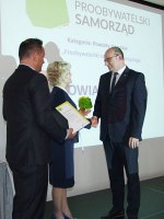 Wyróżnienie odbiera starosta toruński Mirosław Graczyk (fot. powiattorunski.pl)