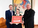 Certyfikat dla Caritas Diecezji Bydgoskiej wręcza Michał Rulski, zastępca dyrektora NIW-CRSO (fot. Caritas Diecezji Bydgoskiej)